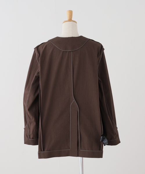IENA(イエナ)の「《一部カラー店舗限定》コットンサブレUネックジャケット(ノーカラージャケット・レディース・ブラウン/ブラック・38/36)」の6枚目の写真