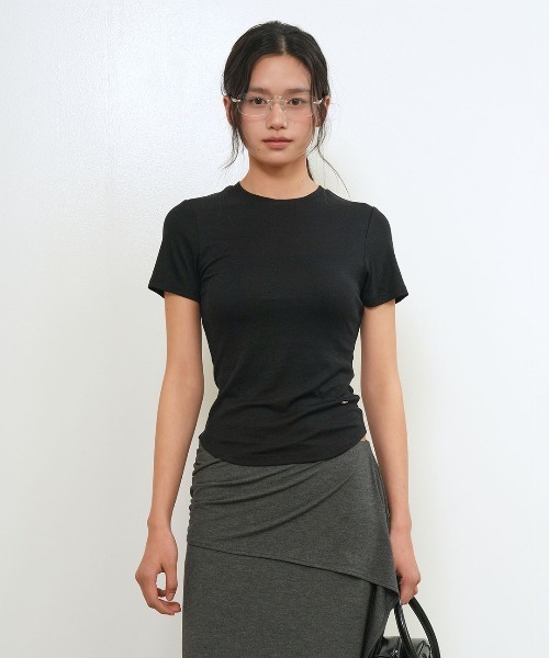 GENERAL IDEA(ジェネラルアイデア)の「【GENERAL IDEA】アセテート ラウンドネック半袖Tシャツ / ACETATE ROUND NECK T-SHIRT(Tシャツ/カットソー・レディース・ホワイト/チャコール/ブラック・S/M/L)」の3枚目の写真