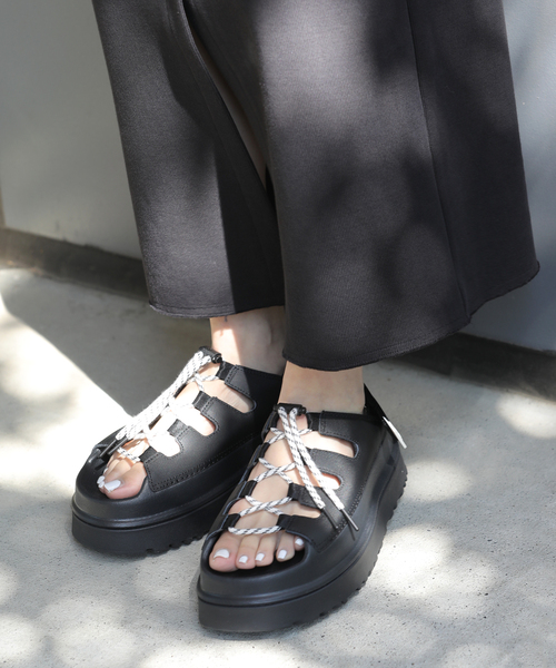 UGG（アグ）の「【UGG/アグ】W GOLDENGLOW TOGGLE：サンダル（サンダル・レディース・ブラック・22cm/23cm/24cm/25cm）」の7枚目の写真