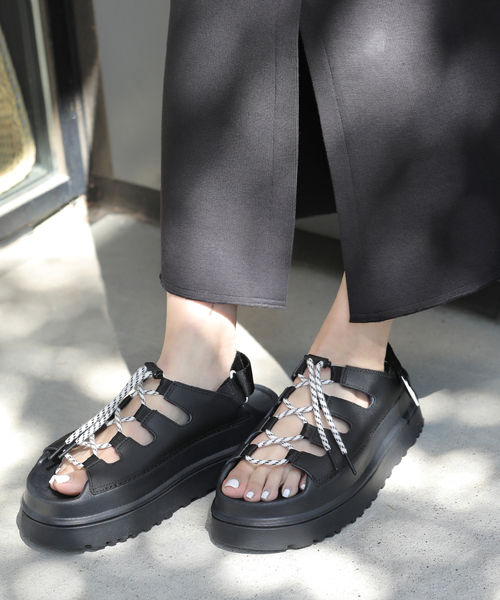 UGG（アグ）の「【UGG/アグ】W GOLDENGLOW TOGGLE：サンダル（サンダル・レディース・ブラック・22cm/23cm/24cm/25cm）」の8枚目の写真