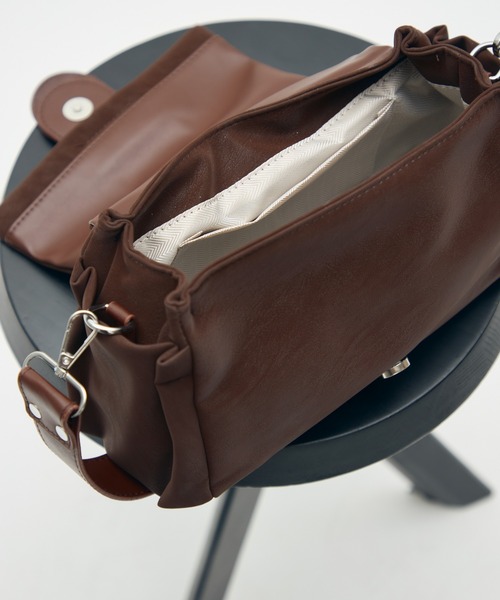 full/fill.(フルフィル)の「front belt square shoulder bag / フロントベルトスクエアショルダーバッグ(ショルダーバッグ・レディース・ブラック/ブラウン・FREE)」の14枚目の写真