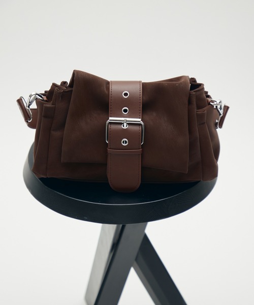 full/fill.(フルフィル)の「front belt square shoulder bag / フロントベルトスクエアショルダーバッグ(ショルダーバッグ・レディース・ブラック/ブラウン・FREE)」の13枚目の写真