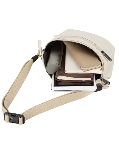 Champion(チャンピオン)の「チャンピオン ボディバッグ 5W30 2L 65284(ボディバッグ/ウエストポーチ・メンズ・グレー/ブラック/ベージュ・FREE)」の6枚目の写真
