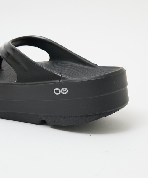 OOFOS(ウーフォス)の「【OOFOS】Oomega ウーメガ 厚底 リカバリーサンダル / ビーチサンダル(サンダル・レディース・ベージュ/ブラック・M/L/S)」の3枚目の写真