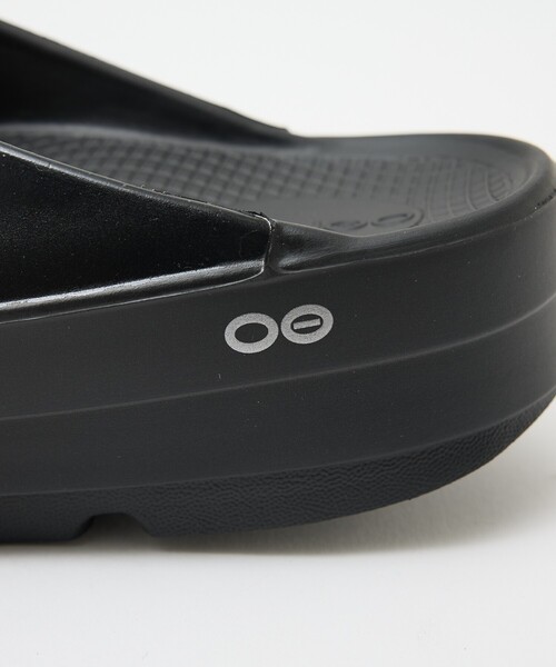 OOFOS(ウーフォス)の「【OOFOS】Oomega ウーメガ 厚底 リカバリーサンダル / ビーチサンダル(サンダル・レディース・ベージュ/ブラック・M/L/S)」の7枚目の写真