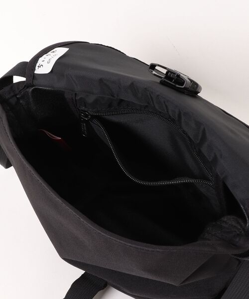 Manhattan Portage（マンハッタンポーテージ）の「Manhattan Portage/マンハッタンポーテージ ショルダーバック "ちいかわ" NYLON MESSENGER BAG(XXS) FZP CKW26 MP1603FZPCKW26（ショルダーバッグ・メンズ・ブラック・FREE）」の2枚目の写真