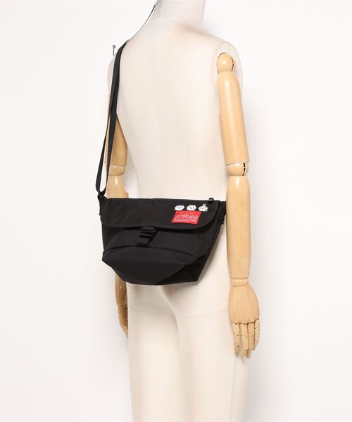 Manhattan Portage（マンハッタンポーテージ）の「Manhattan Portage/マンハッタンポーテージ ショルダーバック "ちいかわ" NYLON MESSENGER BAG(XXS) FZP CKW26 MP1603FZPCKW26（ショルダーバッグ・メンズ・ブラック・FREE）」の3枚目の写真