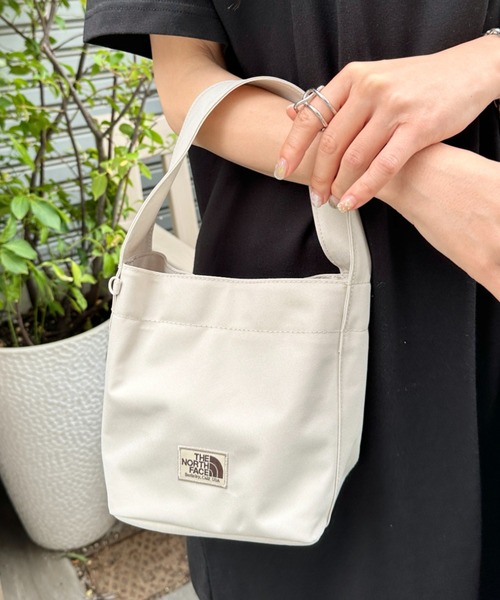 THE NORTH FACE(ザノースフェイス)の「THE NORTH FACE(ザ・ノースフェイス)/ミニトート ミニバッグ お散歩バッグ/WL TRIG BAG MINI(ハンドバッグ・レディース・クリーム/ブラック・FREE)」の2枚目の写真