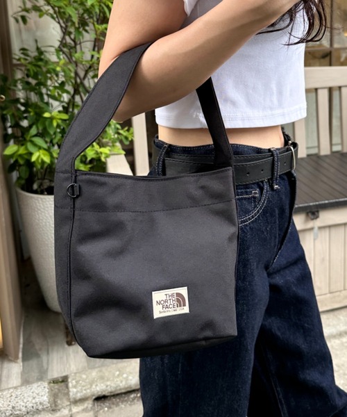 THE NORTH FACE(ザノースフェイス)の「THE NORTH FACE(ザ・ノースフェイス)/ミニトート ミニバッグ お散歩バッグ/WL TRIG BAG MINI(ハンドバッグ・レディース・クリーム/ブラック・FREE)」の4枚目の写真