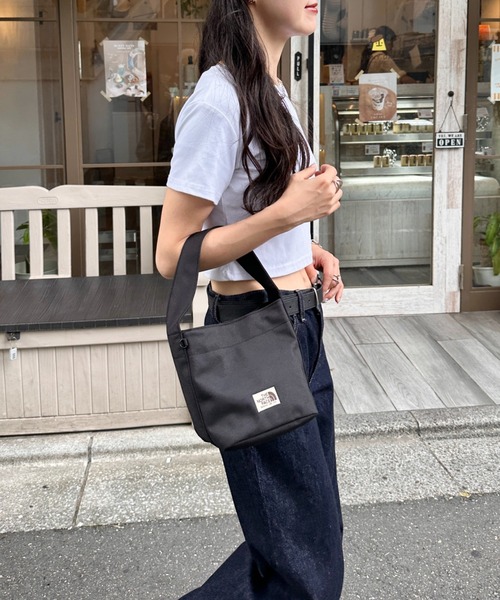 THE NORTH FACE(ザノースフェイス)の「THE NORTH FACE(ザ・ノースフェイス)/ミニトート ミニバッグ お散歩バッグ/WL TRIG BAG MINI(ハンドバッグ・レディース・クリーム/ブラック・FREE)」の7枚目の写真