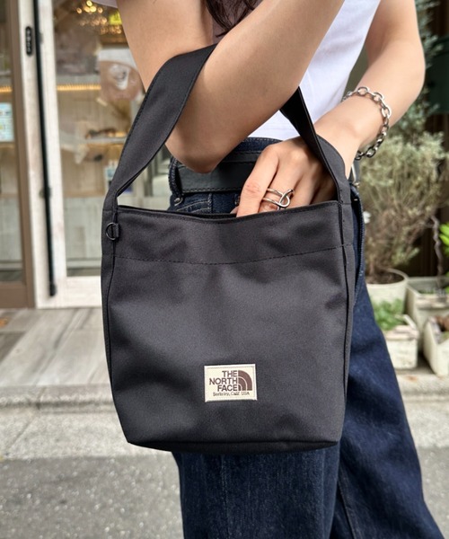 THE NORTH FACE(ザノースフェイス)の「THE NORTH FACE(ザ・ノースフェイス)/ミニトート ミニバッグ お散歩バッグ/WL TRIG BAG MINI(ハンドバッグ・レディース・クリーム/ブラック・FREE)」の6枚目の写真