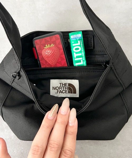 THE NORTH FACE(ザノースフェイス)の「THE NORTH FACE(ザ・ノースフェイス)/ミニトート ミニバッグ お散歩バッグ/WL TRIG BAG MINI(ハンドバッグ・レディース・クリーム/ブラック・FREE)」の19枚目の写真