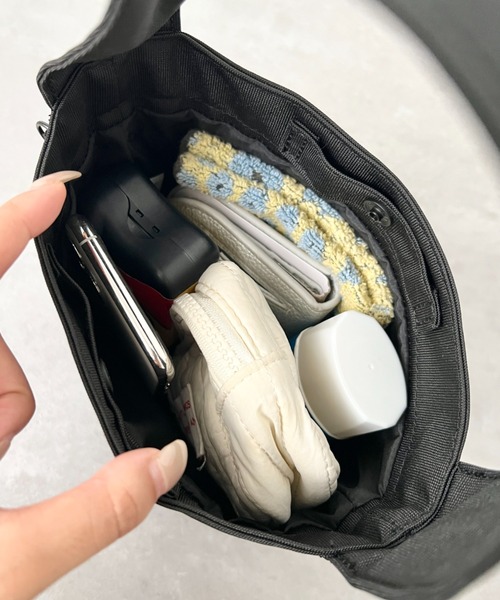 THE NORTH FACE(ザノースフェイス)の「THE NORTH FACE(ザ・ノースフェイス)/ミニトート ミニバッグ お散歩バッグ/WL TRIG BAG MINI(ハンドバッグ・レディース・クリーム/ブラック・FREE)」の13枚目の写真