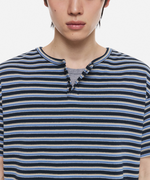 DNSR(ディーエヌエスアール)の「レイヤードストライプヘンリーネックネイビー(Tシャツ/カットソー・メンズ・その他・LARGE/X-LARGE/MEDIUM)」の2枚目の写真
