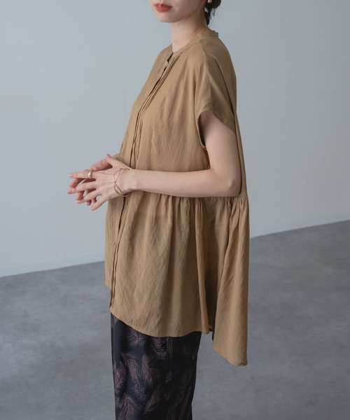 refinedworks(リファインドワークス)の「【refinedworks】チュニック 丈の フレンチ タック ブラウス(シャツ/ブラウス・レディース・キャメル/チャコールグレー・FREE)」の6枚目の写真