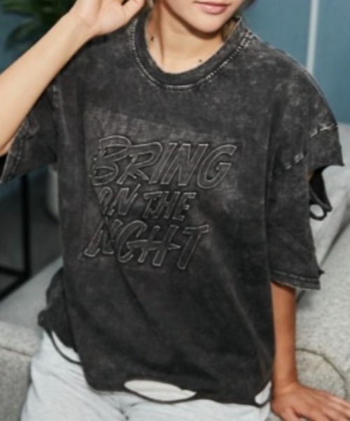GORGE(ゴージ)の「《ダメージ加工・抜け感》エンボスロゴTシャツ/ストリート×モード/春夏/全3色(Tシャツ/カットソー・レディース・ピンク/チャコール/ブルー・F)」の2枚目の写真