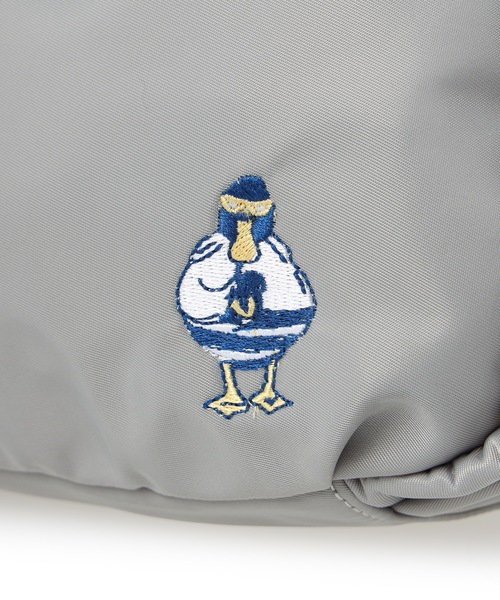DECOY SINCE 1981（デコイシンスイチキュウハチイチ）の「【イラストレータートムさんコラボ】コイくんワンポイント刺しゅう2WAYトートバッグ【ショルダーストラップ取り外し可能】（トートバッグ・レディース・グレー/ネイビー・フリー）」の22枚目の写真