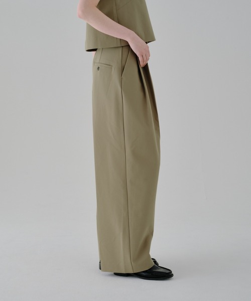 lit(リット)の「Double Tuck Straight Pants(スラックス・レディース・チャコールグレー/ブラック/ベージュ・38/36)」の4枚目の写真