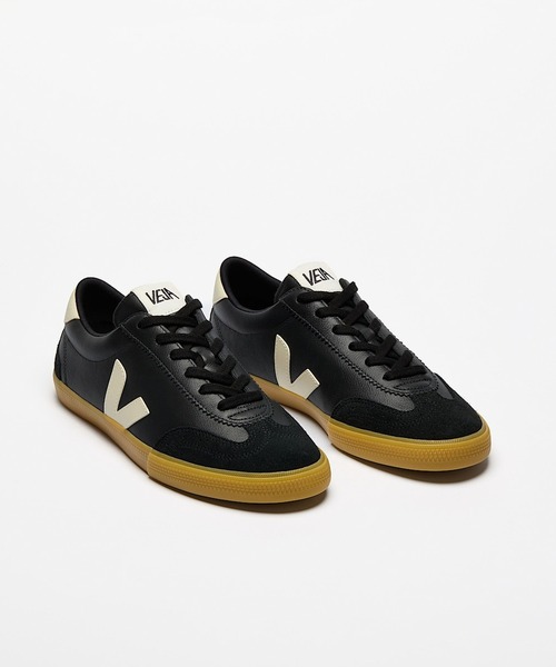 VEJA(ヴェジャ)の「VEJA Volley レザースニーカー(スニーカー・レディース・ブラック×ホワイト・40/25.5cm/41/26.5cm/42/27cm/43/28cm/37/23/38/24/39/25)」の2枚目の写真