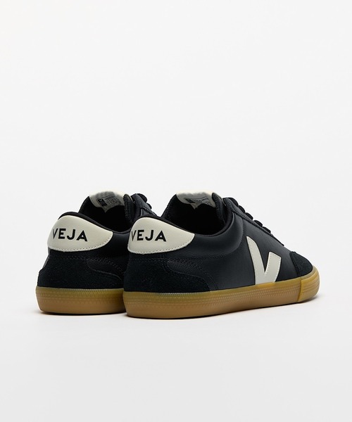 VEJA(ヴェジャ)の「VEJA Volley レザースニーカー(スニーカー・レディース・ブラック×ホワイト・40/25.5cm/41/26.5cm/42/27cm/43/28cm/37/23/38/24/39/25)」の3枚目の写真