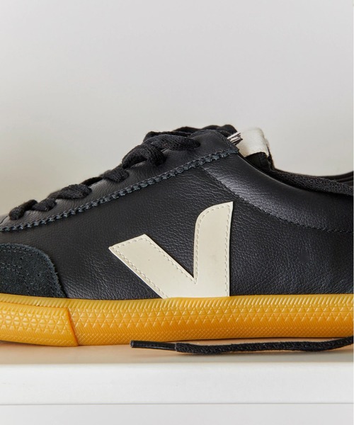 VEJA(ヴェジャ)の「VEJA Volley レザースニーカー(スニーカー・レディース・ブラック×ホワイト・40/25.5cm/41/26.5cm/42/27cm/43/28cm/37/23/38/24/39/25)」の4枚目の写真
