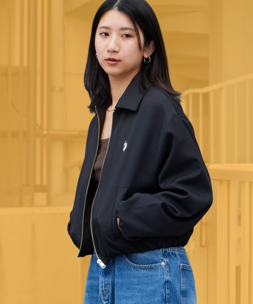 U.S. POLO ASSN.(ユーエスポロアッスン)の「U.S. POLO ASSN./ユーエスポロアッスン クロップドブルゾン ワンポイント刺繍ロゴ 短丈 ショート丈 レディース 2026年秋冬 秋服 冬服(ブルゾン・レディース・ブラック/ベージュ/ブラウン・M/L)」の1枚目の写真