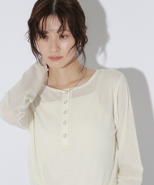 LAKOLE(ラコレ)の「スラブヘンリーネック長袖 / 1064367(Tシャツ/カットソー・レディース・パープル/アイボリー/ブラック/ブラウン・FREE)」の1枚目の写真