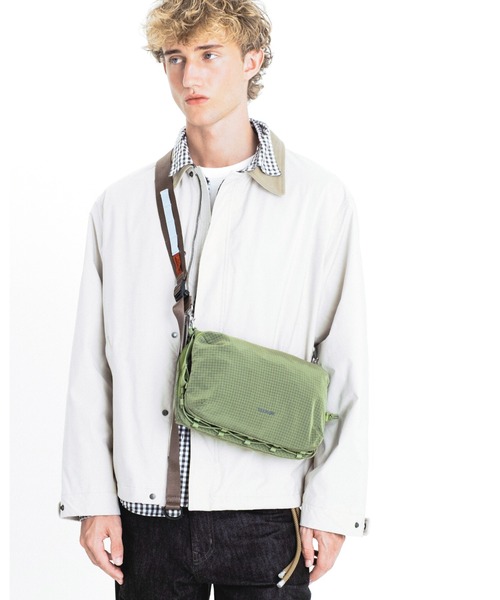 Topologie(トポロジー)の「Bottle Sacoche Large(ボトルサコッシュ ラージ)(ショルダーバッグ・レディース・ダークグレー/ブルー/マスタード/グリーン系/グリーン/ブルー系/ブラック/ブラウン・ONE SIZE)」の15枚目の写真
