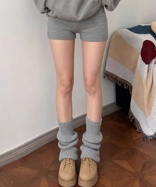 Vipoa(ヴィポア)の「スリムリブニットショートパンツ(その他パンツ・レディース・ブラック/ネイビー/チャコールグレー/ホワイト/ライトグレー/ブラウン/レッド・FREE)」の5枚目の写真
