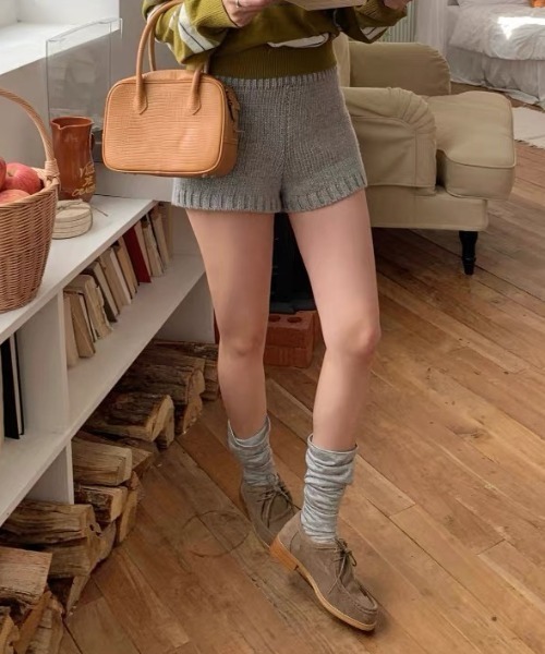 Vipoa(ヴィポア)の「スリムリブニットショートパンツ(その他パンツ・レディース・ブラック/ネイビー/チャコールグレー/ホワイト/ライトグレー/ブラウン/レッド・FREE)」の19枚目の写真
