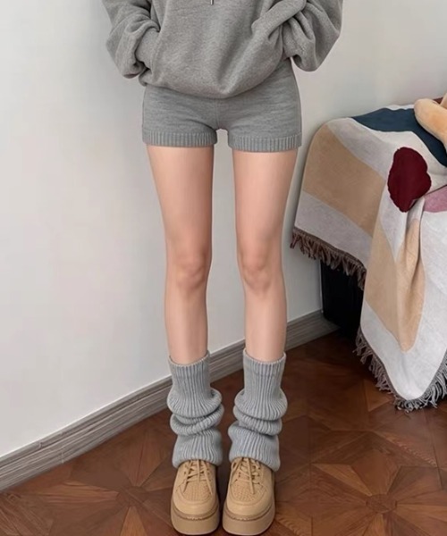 Vipoa(ヴィポア)の「スリムリブニットショートパンツ(その他パンツ・レディース・ブラック/ネイビー/チャコールグレー/ホワイト/ライトグレー/ブラウン/レッド・FREE)」の11枚目の写真