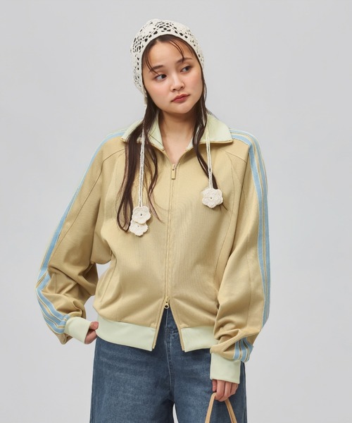 adidas（アディダス）の「アディダス adidas スタジアム ピケ ルーズフィット トラックトップ（ジャージ・レディース・トップグレー/ベージュ/スモークピンク/ブラック×ホワイト・L/XL/M/S）」の5枚目の写真