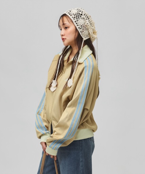 adidas（アディダス）の「アディダス adidas スタジアム ピケ ルーズフィット トラックトップ（ジャージ・レディース・トップグレー/ベージュ/スモークピンク/ブラック×ホワイト・L/XL/M/S）」の6枚目の写真