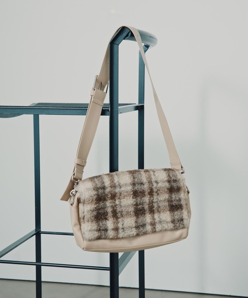 LEPSIM(レプシィム)の「【500mlペットボトルも入る】異素材フラップボディバッグ 1057414(ショルダーバッグ・レディース・チェック/チャコールグレー・ONE SIZE)」の2枚目の写真