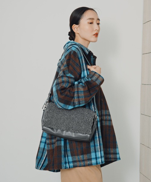 LEPSIM(レプシィム)の「【500mlペットボトルも入る】異素材フラップボディバッグ 1057414(ショルダーバッグ・レディース・チェック/チャコールグレー・ONE SIZE)」の3枚目の写真