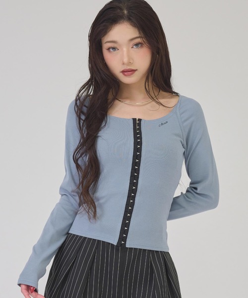 ANAP(アナップ)の「フロントホックUネックトップス(Tシャツ/カットソー・レディース・ブラック/ブルー/オフホワイト・F)」の3枚目の写真