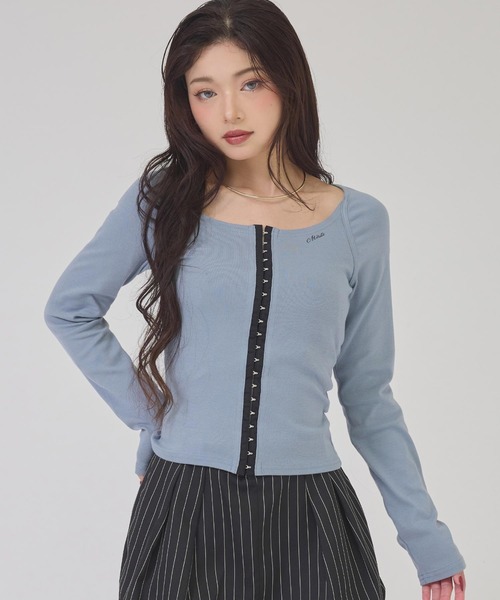 ANAP(アナップ)の「フロントホックUネックトップス(Tシャツ/カットソー・レディース・ブラック/ブルー/オフホワイト・F)」の7枚目の写真