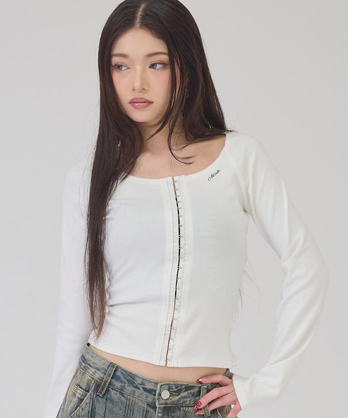 ANAP(アナップ)の「フロントホックUネックトップス(Tシャツ/カットソー・レディース・ブラック/ブルー/オフホワイト・F)」の4枚目の写真