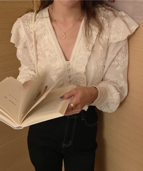 &soiree(アンドソワレ)の「Vネックフリル花柄レース風ブラウス(シャツ/ブラウス・レディース・ブラック/ホワイト・SMALL/MEDIUM/LARGE)」の3枚目の写真