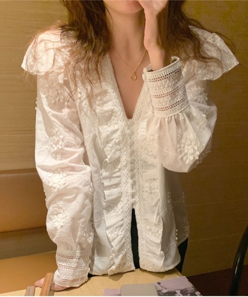&soiree(アンドソワレ)の「Vネックフリル花柄レース風ブラウス(シャツ/ブラウス・レディース・ブラック/ホワイト・SMALL/MEDIUM/LARGE)」の4枚目の写真
