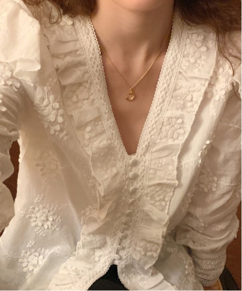 &soiree(アンドソワレ)の「Vネックフリル花柄レース風ブラウス(シャツ/ブラウス・レディース・ブラック/ホワイト・SMALL/MEDIUM/LARGE)」の5枚目の写真