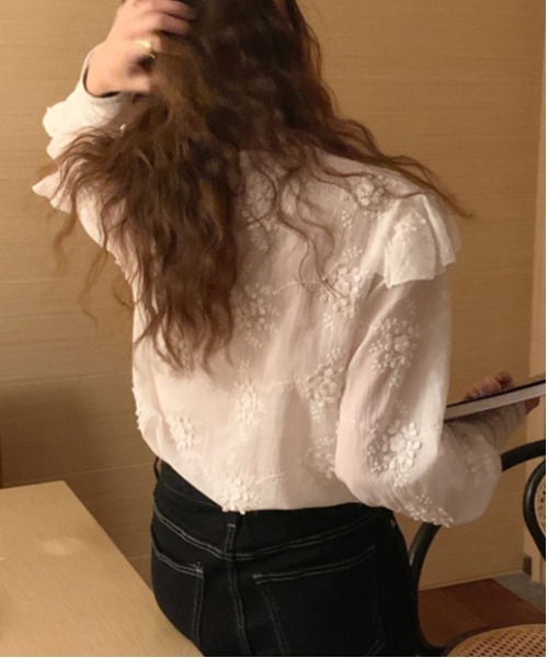&soiree(アンドソワレ)の「Vネックフリル花柄レース風ブラウス(シャツ/ブラウス・レディース・ブラック/ホワイト・SMALL/MEDIUM/LARGE)」の6枚目の写真