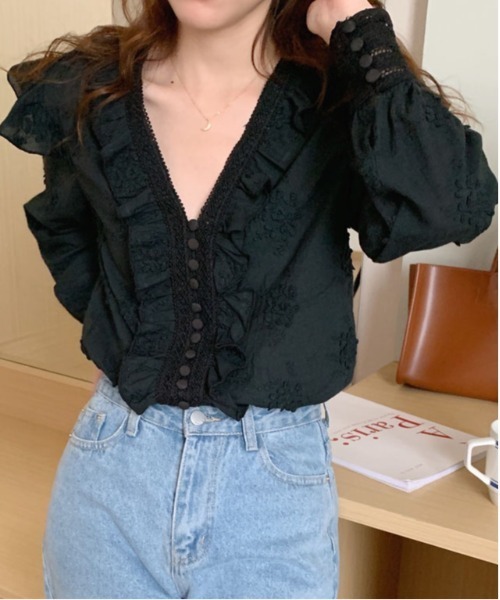 &soiree(アンドソワレ)の「Vネックフリル花柄レース風ブラウス(シャツ/ブラウス・レディース・ブラック/ホワイト・SMALL/MEDIUM/LARGE)」の7枚目の写真