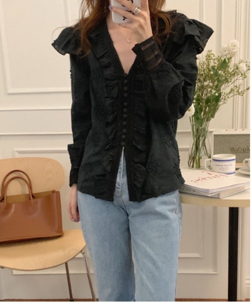&soiree(アンドソワレ)の「Vネックフリル花柄レース風ブラウス(シャツ/ブラウス・レディース・ブラック/ホワイト・SMALL/MEDIUM/LARGE)」の9枚目の写真
