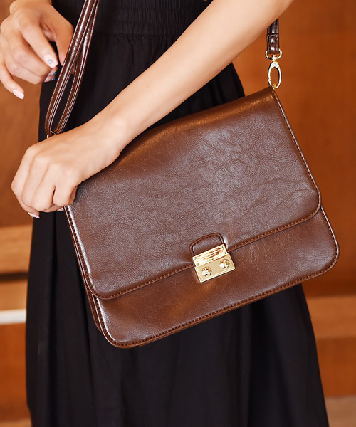 Luz Llena (philter)（ラズレナ　フィルター）の「[2way]スクエア・ショルダーバッグ（ショルダーバッグ・レディース・ブラック/ブラウン/レッド・ﾌﾘ-）」の3枚目の写真