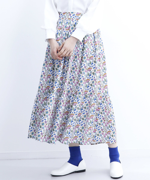 merlot plus(メルロープリュス)の「お花の少女柄スカート7477(スカート・レディース・ホワイト/ブラック・FREE)」の2枚目の写真