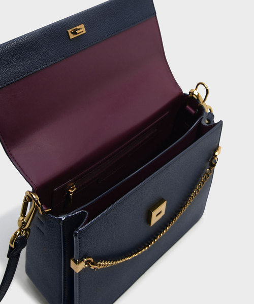 CHARLES & KEITH（チャールズ & キース）の「トップハンドルチェーンディテールバッグ / TOP HANDLE CHAIN DETAIL BAG（ハンドバッグ・レディース・ネイビー/レッド/ライトベージュ・M）」の12枚目の写真