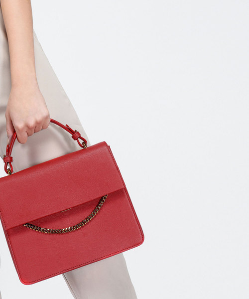 CHARLES & KEITH（チャールズ & キース）の「トップハンドルチェーンディテールバッグ / TOP HANDLE CHAIN DETAIL BAG（ハンドバッグ・レディース・ネイビー/レッド/ライトベージュ・M）」の4枚目の写真
