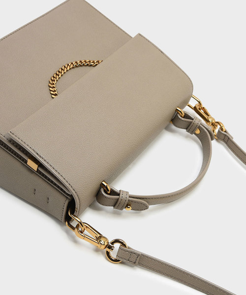 CHARLES & KEITH（チャールズ & キース）の「トップハンドルチェーンディテールバッグ / TOP HANDLE CHAIN DETAIL BAG（ハンドバッグ・レディース・ネイビー/レッド/ライトベージュ・M）」の7枚目の写真