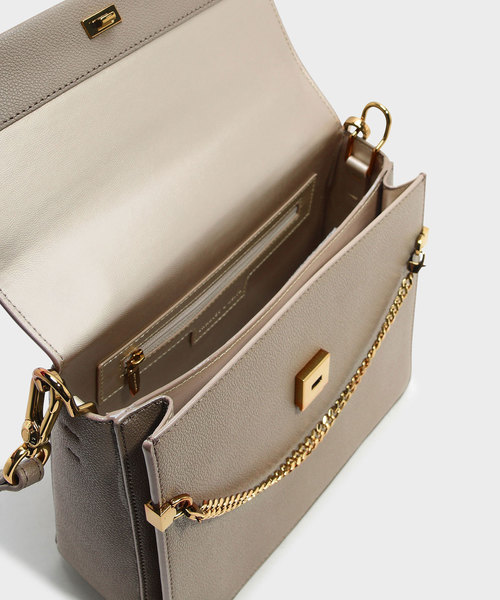 CHARLES & KEITH（チャールズ & キース）の「トップハンドルチェーンディテールバッグ / TOP HANDLE CHAIN DETAIL BAG（ハンドバッグ・レディース・ネイビー/レッド/ライトベージュ・M）」の8枚目の写真